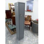 A STEEL 3 GUN SHOTGUN CABINET C/W KEYS