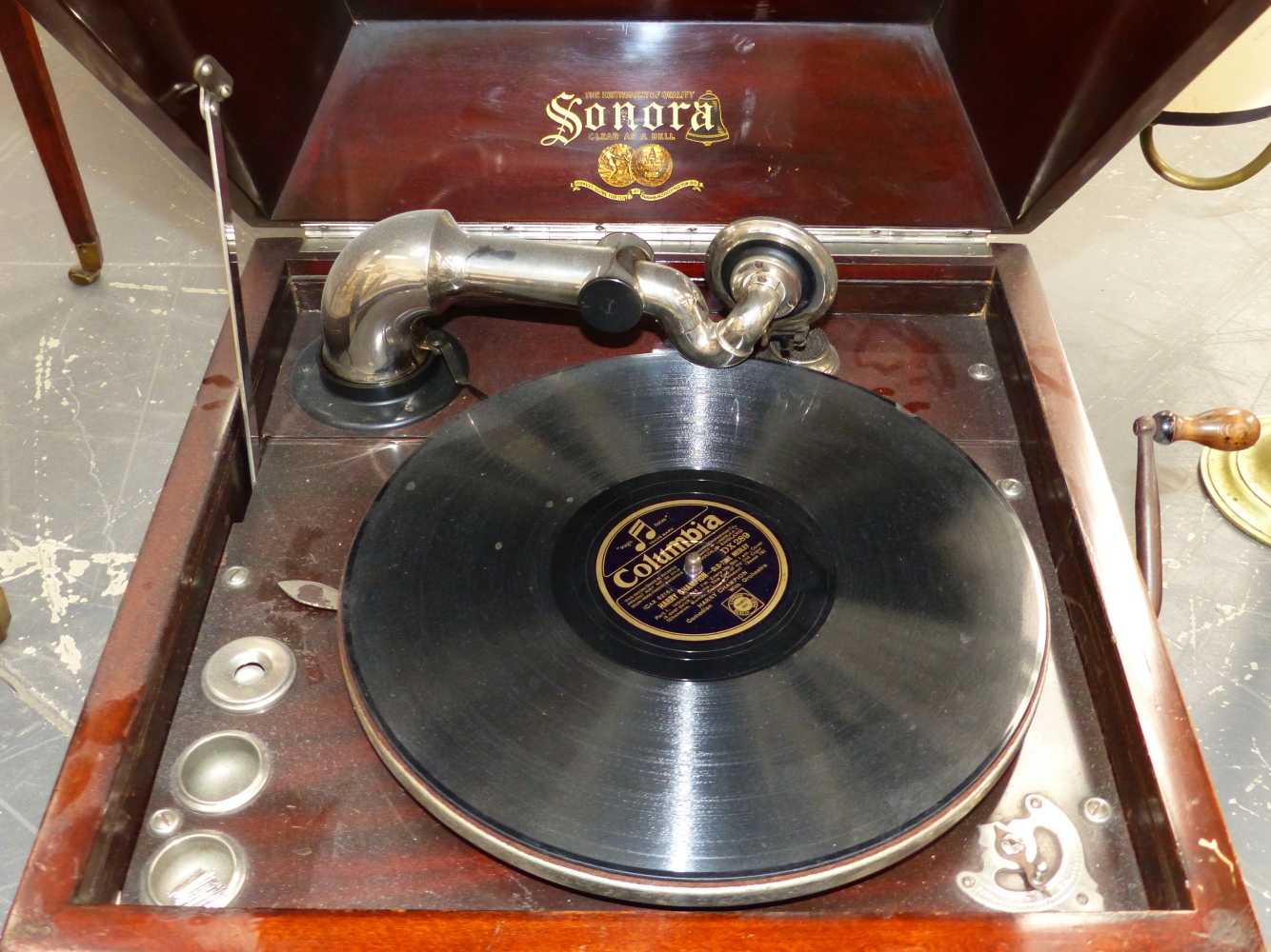 A MAHOGANY STAINED CASED SONORA WIND UP GRAMOPHONE, THE TURNTABLE ABOVE AN ALTERNATING ARROW AND - Image 2 of 7
