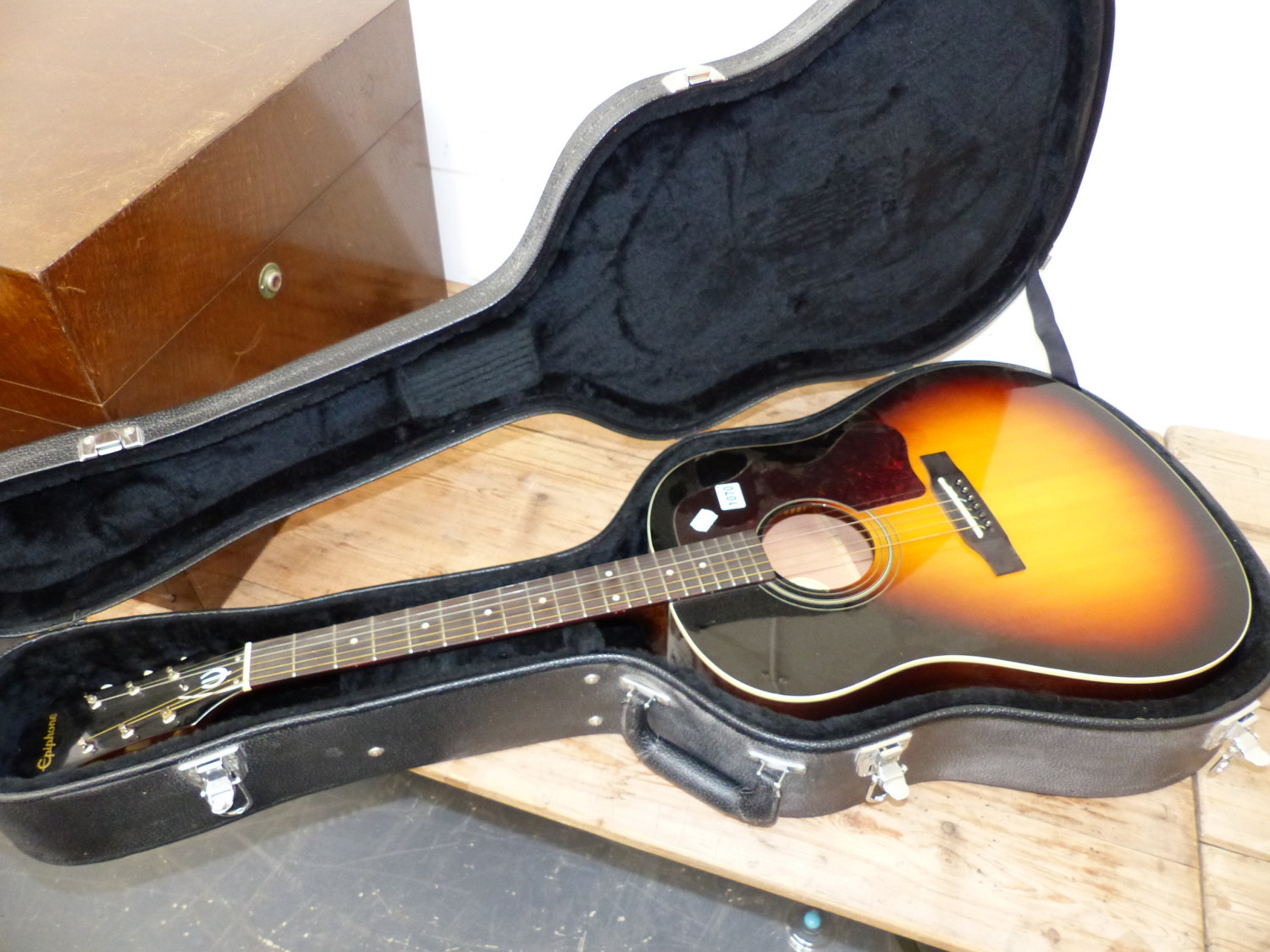 A EPIPHONE ACCOUSTIC GUITAR IN CARRYING CASE.