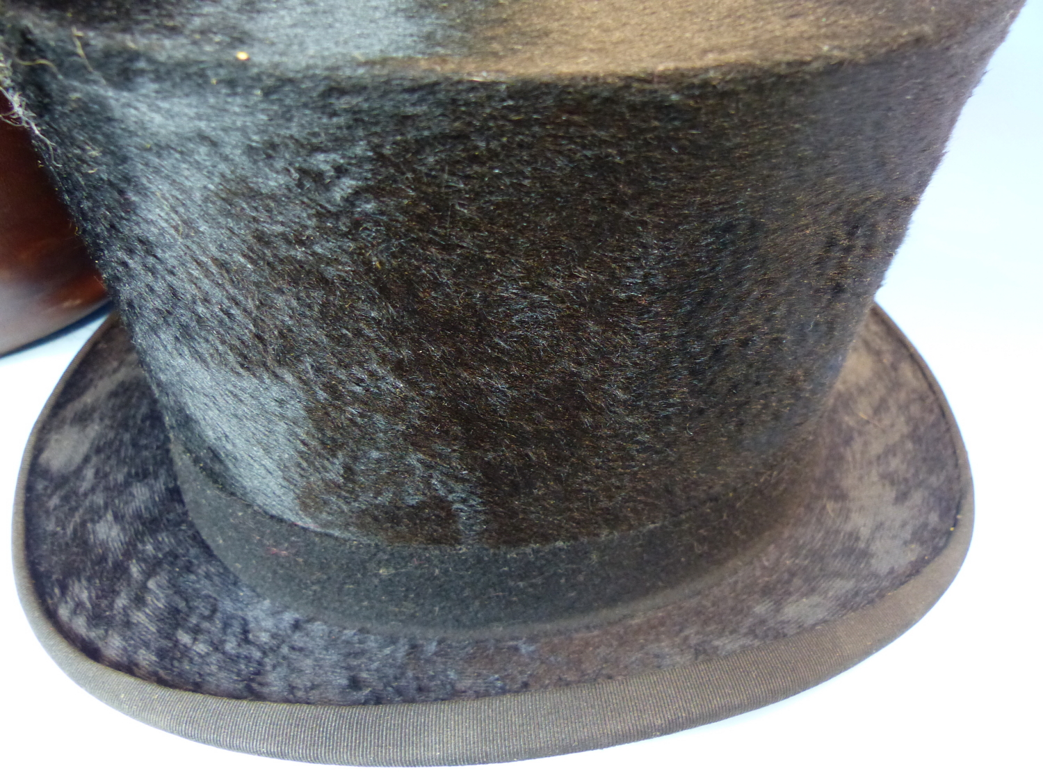 A FRENCH LEATHER CASED BRUSHED SILK TOP HAT. - Image 4 of 7