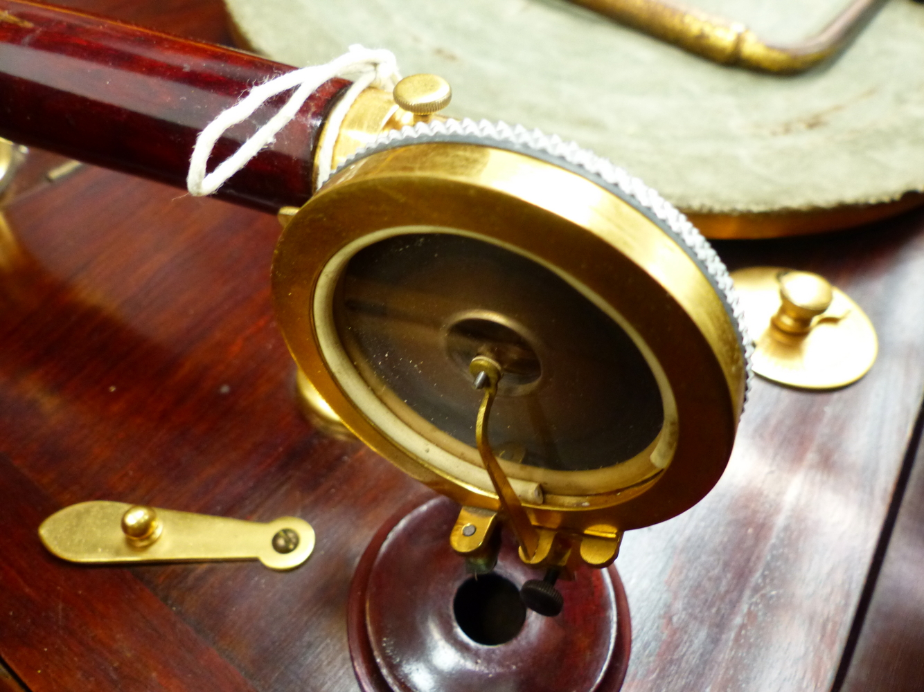 A MAHOGANY CASED VESPER WIND UP GRAMOPHONE, THE GILT MOUNTED MAHOGANY PLAYING ARM AND TURNTABLE - Image 6 of 9