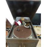 AN OAK CASED HIS MASTERS VOICE MODEL 127 WIND UP GRAMOPHONE, THE BROWN BAIZE TOPPED TURNTABLE ABOVE