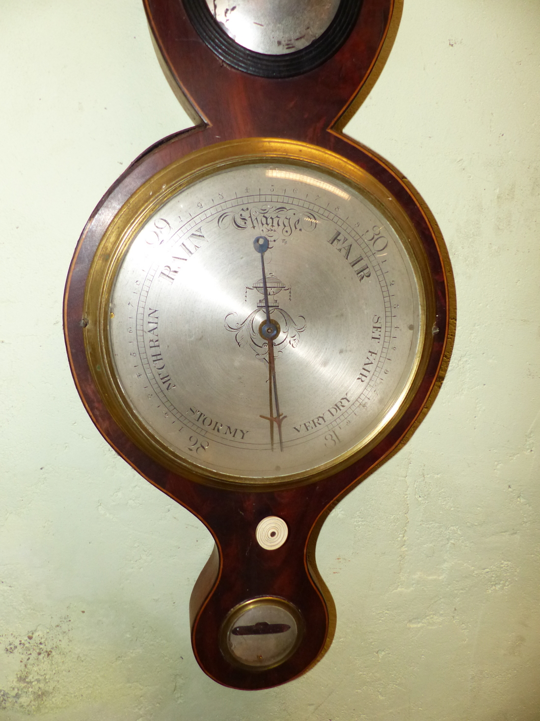 A MAHOGANY WHEEL BAROMETER, THE BROKEN PEDIMENT ABOVE DRY/DAMP DIAL, MERCURY THERMOMETER, CONVEX - Image 2 of 5