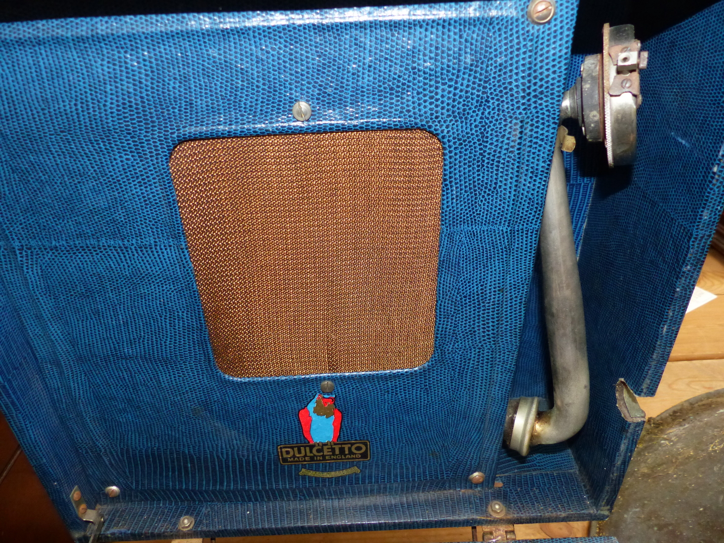 A BLUE LEATHERETTE CASED DULCETTO WIND UP GRAMOPHONE, THE SOUND BOX AND PLAYING ARM WITHIN THE - Image 3 of 4