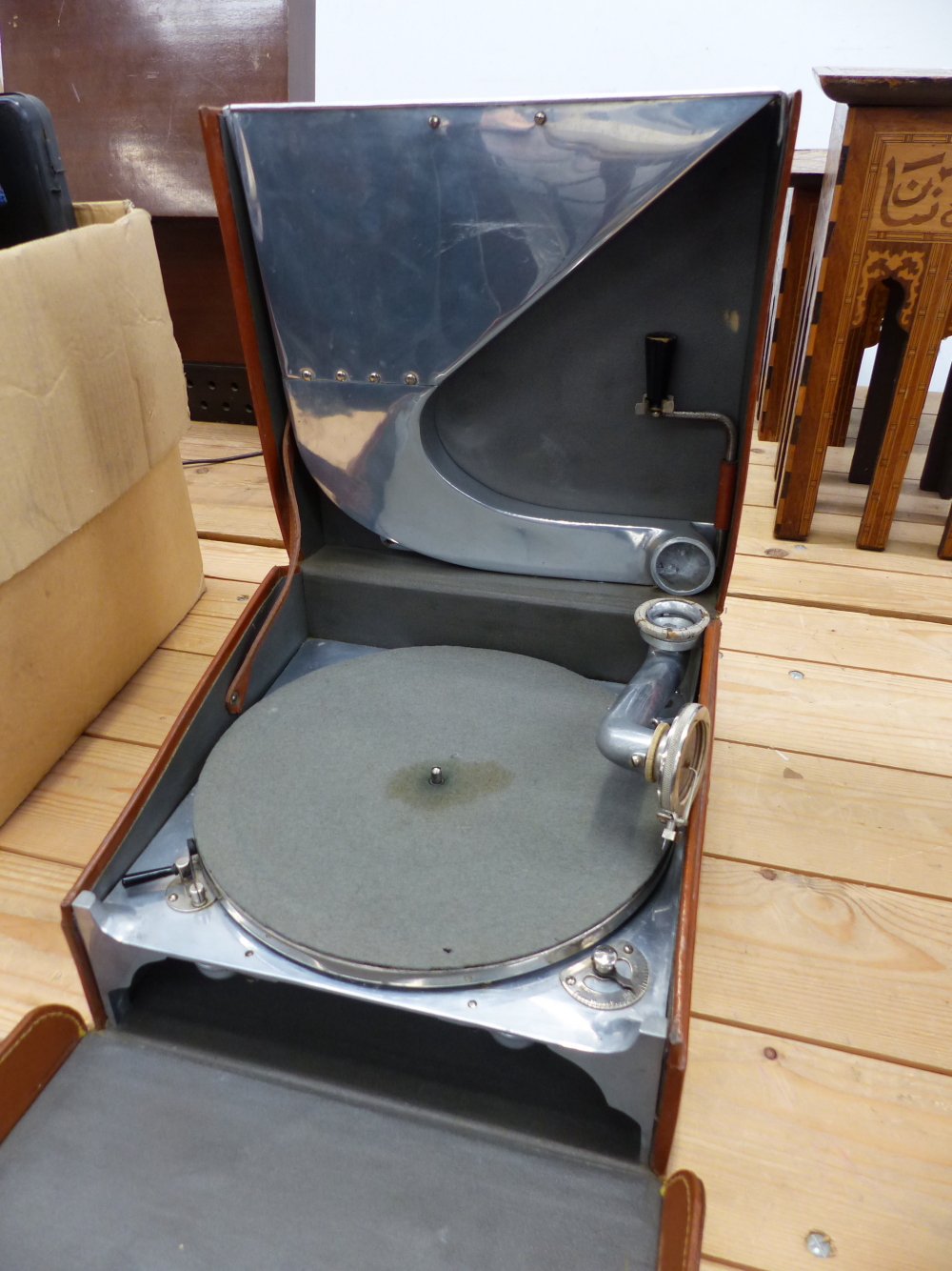 A LEATHER CASED ROBERTS BESTONE WIND UP GRAMOPHONE, THE INTERIOR WITH ALUMINIUM SOUND HORN WITHIN