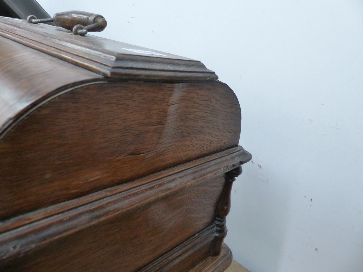 AN OAK CASED GRAPHOPHONE CYLINDER DISC PLAYER THE ROUND ARCHED LIFT OFF LID OVER THE PLAYER MOVEMENT - Image 10 of 12