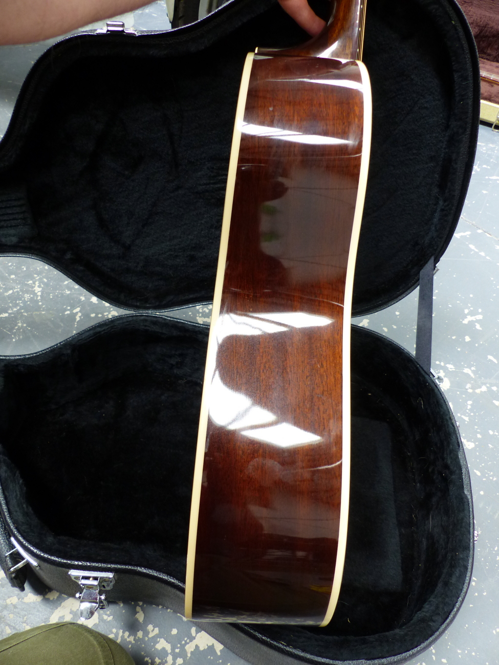 A EPIPHONE ACCOUSTIC GUITAR IN CARRYING CASE. - Image 24 of 29