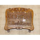 A DANISH WOOD CARVERS SIGN FRAMED IN ART NOUVEAU FLOURISHES ABOUT K C ERIKSEN BILLEDSKAERER. H 30