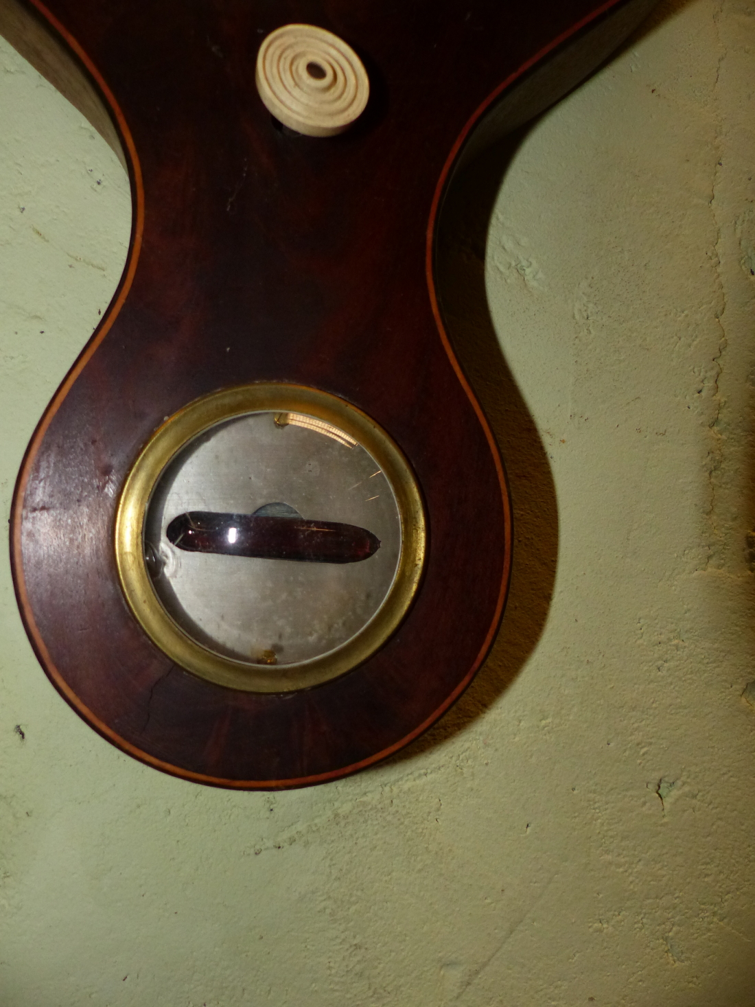 A MAHOGANY WHEEL BAROMETER, THE BROKEN PEDIMENT ABOVE DRY/DAMP DIAL, MERCURY THERMOMETER, CONVEX - Image 3 of 5