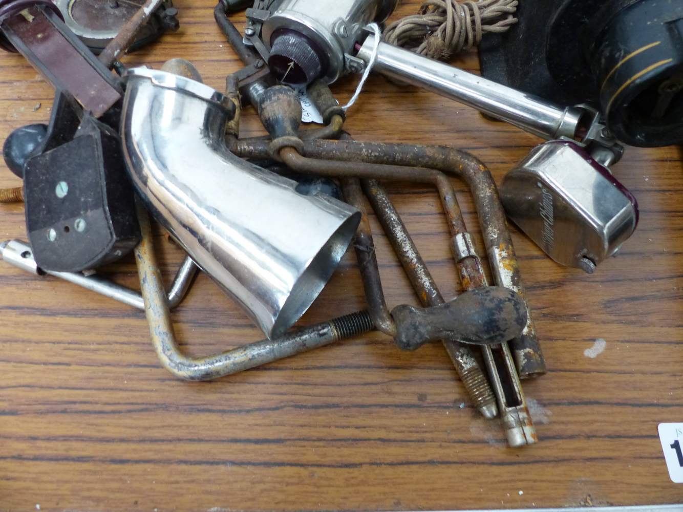 A QUANTITY OF GRAMOPHONE PICK UPS AND ARMS, WINDING HANDLES AND OTHER PARTS. - Image 3 of 7