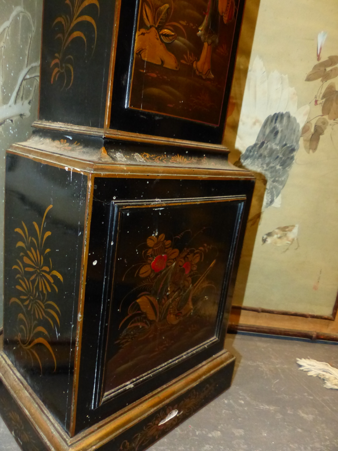 A CHINOISERIE PAINTED BLACK LACQUER GRANDMOTHER CLOCK WITH THE EMBEE MOVEMENT STRIKING ON A COILED - Image 4 of 10