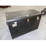 A VINTAGE/VETERAN MOTOR CAR LUGGAGE BOX.