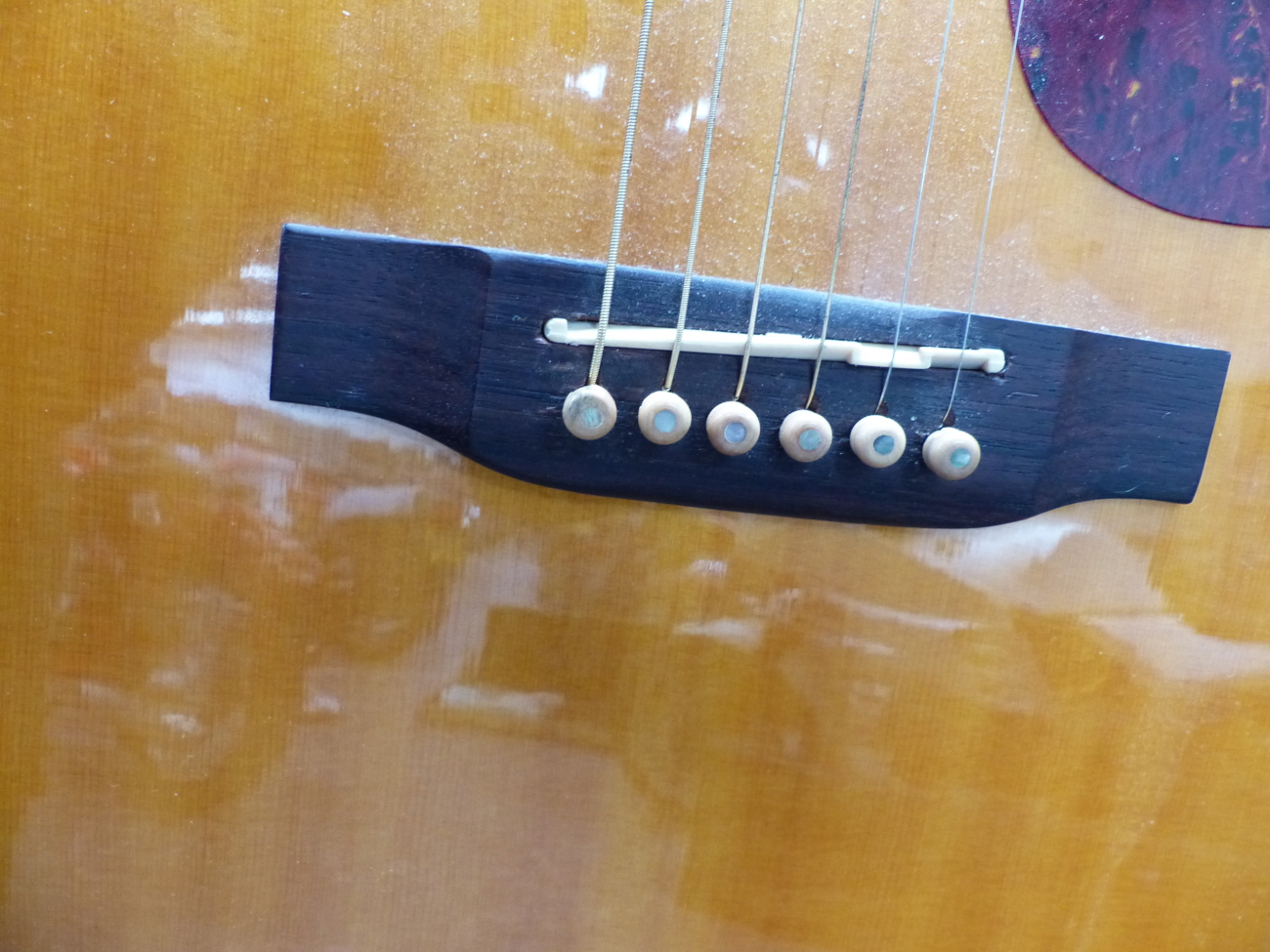 A COPY OF A GIBSON ACCOUSTIC GUITAR, No 38090 WITH A CARRYING CASE. NOTE THIS GUITAR IS A RE-BADGED - Image 21 of 28