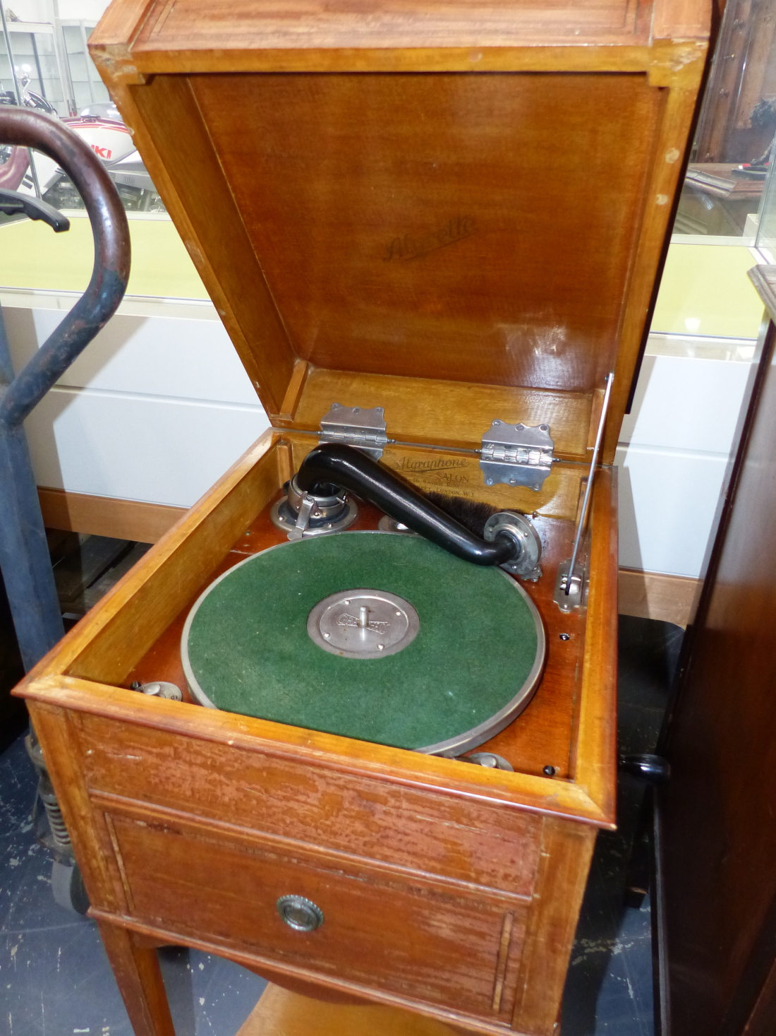 A GRAHAM ALGRAPHONE SALON WIND UP GRAMOPHONE IN BANDED SATINWOOD CASE WITH THE SOUND BOX BELOW THE - Image 2 of 9