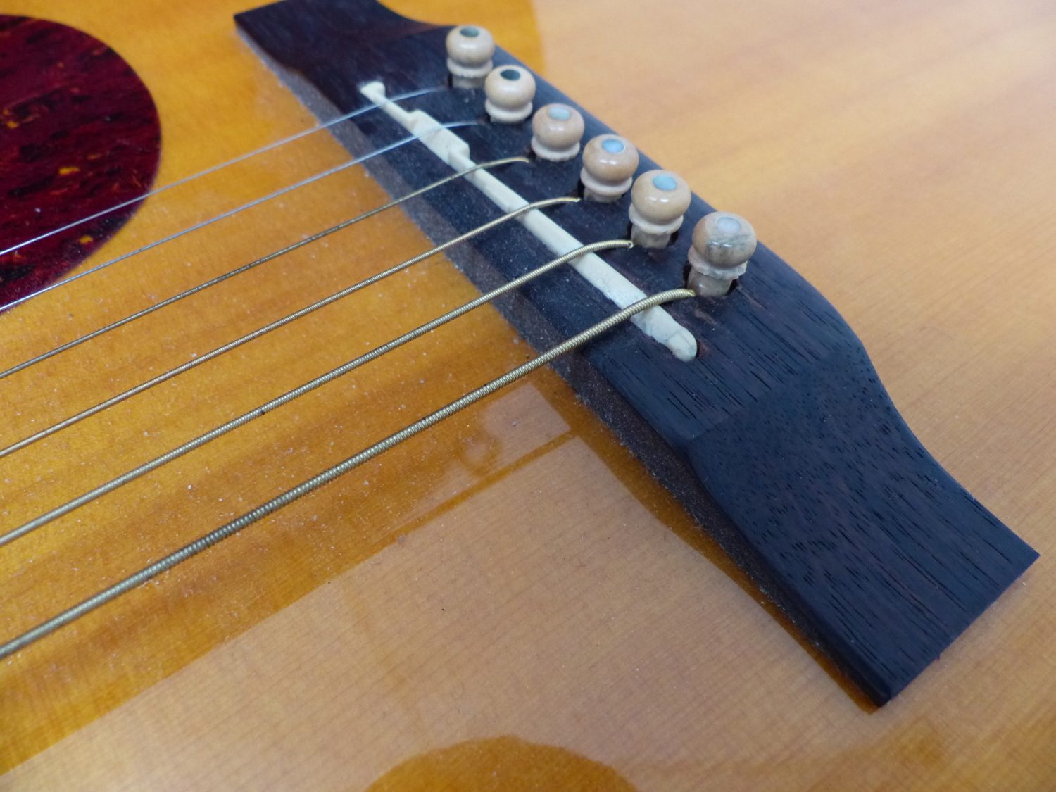 A COPY OF A GIBSON ACCOUSTIC GUITAR, No 38090 WITH A CARRYING CASE. NOTE THIS GUITAR IS A RE-BADGED - Image 8 of 28