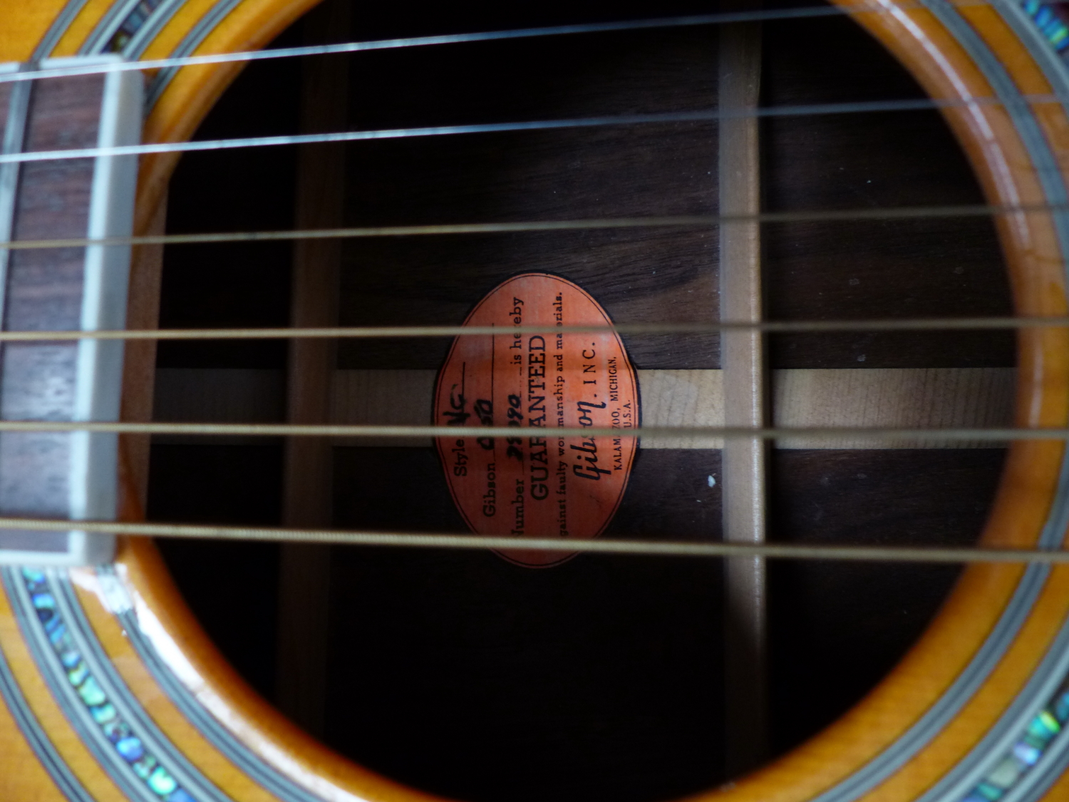 A COPY OF A GIBSON ACCOUSTIC GUITAR, No 38090 WITH A CARRYING CASE. NOTE THIS GUITAR IS A RE-BADGED - Image 4 of 28