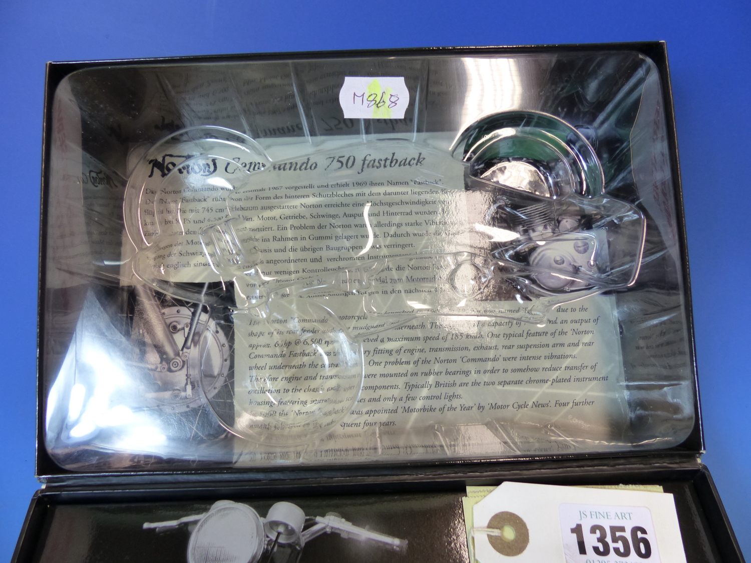 A MINICHAMPS SCALE MODEL OF A NORTON COMMANDO 750 FASTBACK MOTORBIKE IN ITS ORIGINAL BOX, THE BOX. W - Image 5 of 6