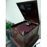 AN OAK CASED AEOLIAN VOCALION WIND UP GRAMOPHONE RETAILED BY MILSOM OF BATH. THE BROWN BAIZE TOPPED