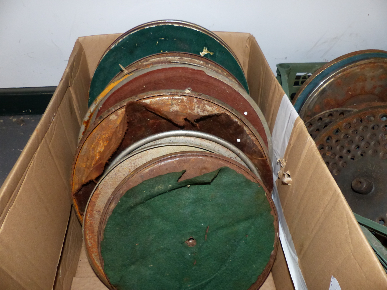 A LARGE QUANTITY OF VARIOUS GRAMOPHONE TURNTABLE PLATFORMS. - Image 2 of 4