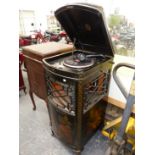 A VOX WIND UP GRAMOPHONE IN BLACK GROUND ORIENTAL GILT CASE, A BOW FRONT GRILLE OVER THE SOUND BOX