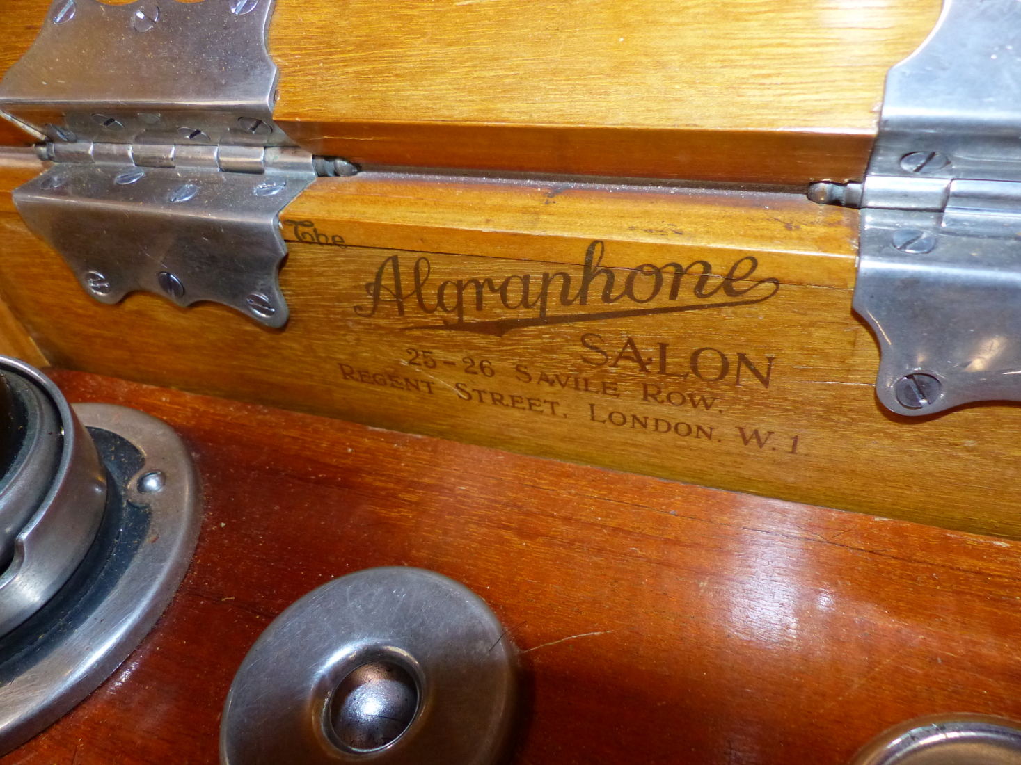 A GRAHAM ALGRAPHONE SALON WIND UP GRAMOPHONE IN BANDED SATINWOOD CASE WITH THE SOUND BOX BELOW THE - Image 5 of 9