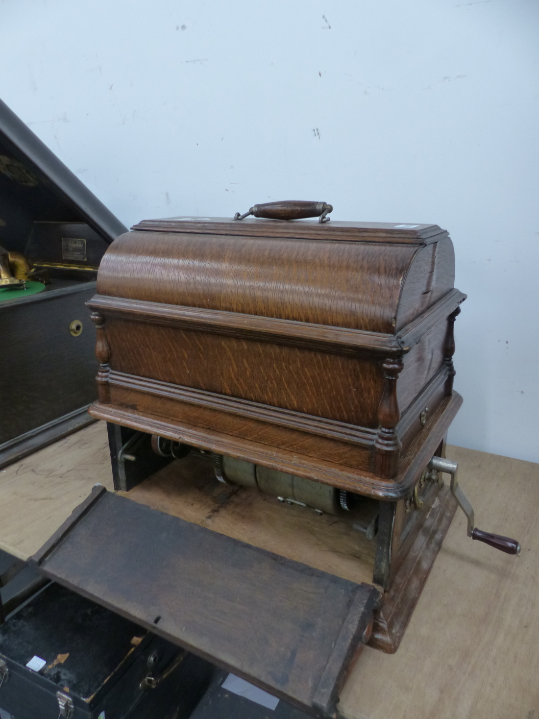 AN OAK CASED GRAPHOPHONE CYLINDER DISC PLAYER THE ROUND ARCHED LIFT OFF LID OVER THE PLAYER MOVEMENT - Image 9 of 12