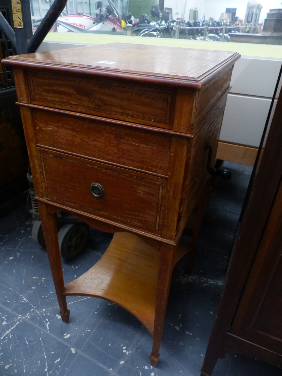 A GRAHAM ALGRAPHONE SALON WIND UP GRAMOPHONE IN BANDED SATINWOOD CASE WITH THE SOUND BOX BELOW THE