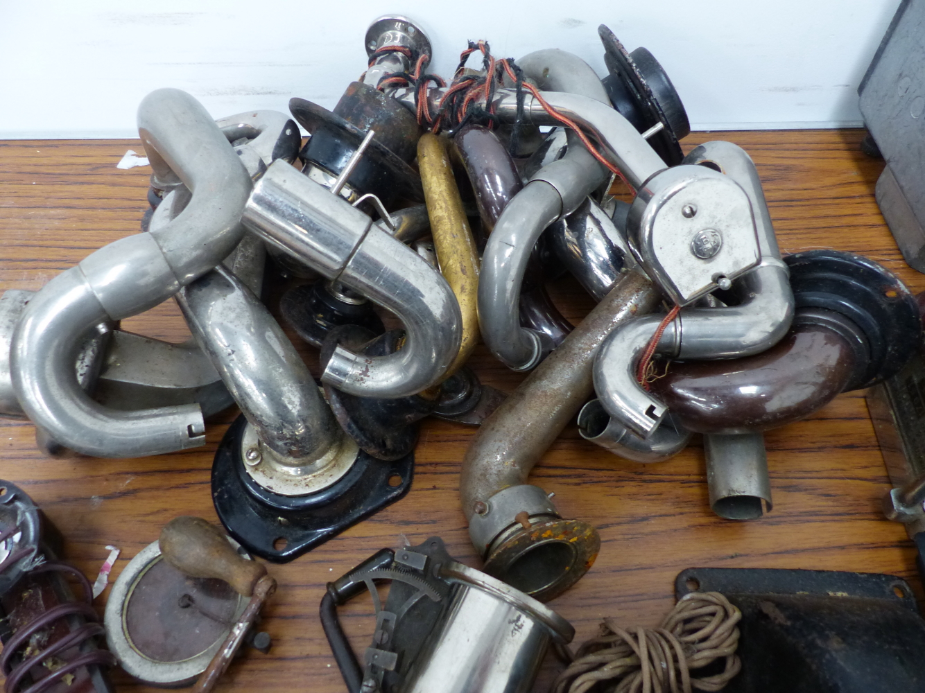 A QUANTITY OF GRAMOPHONE PICK UPS AND ARMS, WINDING HANDLES AND OTHER PARTS. - Image 2 of 7