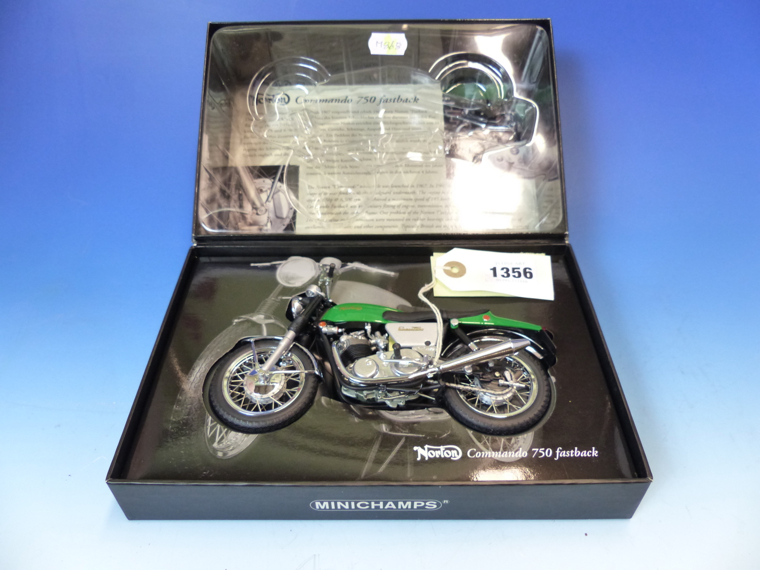 A MINICHAMPS SCALE MODEL OF A NORTON COMMANDO 750 FASTBACK MOTORBIKE IN ITS ORIGINAL BOX, THE BOX. W - Image 6 of 6