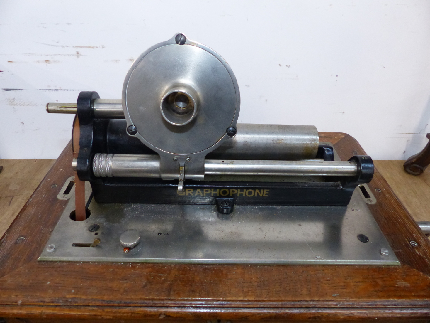 AN OAK CASED GRAPHOPHONE CYLINDER DISC PLAYER THE ROUND ARCHED LIFT OFF LID OVER THE PLAYER MOVEMENT - Image 3 of 12