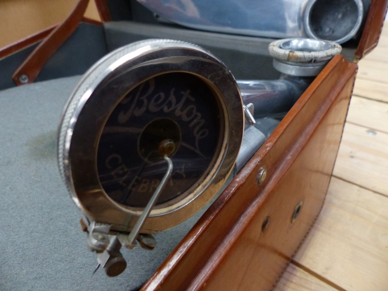 A LEATHER CASED ROBERTS BESTONE WIND UP GRAMOPHONE, THE INTERIOR WITH ALUMINIUM SOUND HORN WITHIN - Image 2 of 9