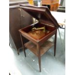 A MAHOGANY TABLE CASED WIND UP GRAMOPHONE, THE SHAPED SQUARE TOP HINGED OVER THE TURNTABLE AND SOUND