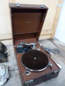 A FAUX CROCODILE CASED MAXITONE WIND UP GRAMOPHONE WITH A SOUND BOX BELOW THE TURNTABLE, THE CASE. W