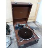 A FAUX CROCODILE CASED MAXITONE WIND UP GRAMOPHONE WITH A SOUND BOX BELOW THE TURNTABLE, THE CASE. W