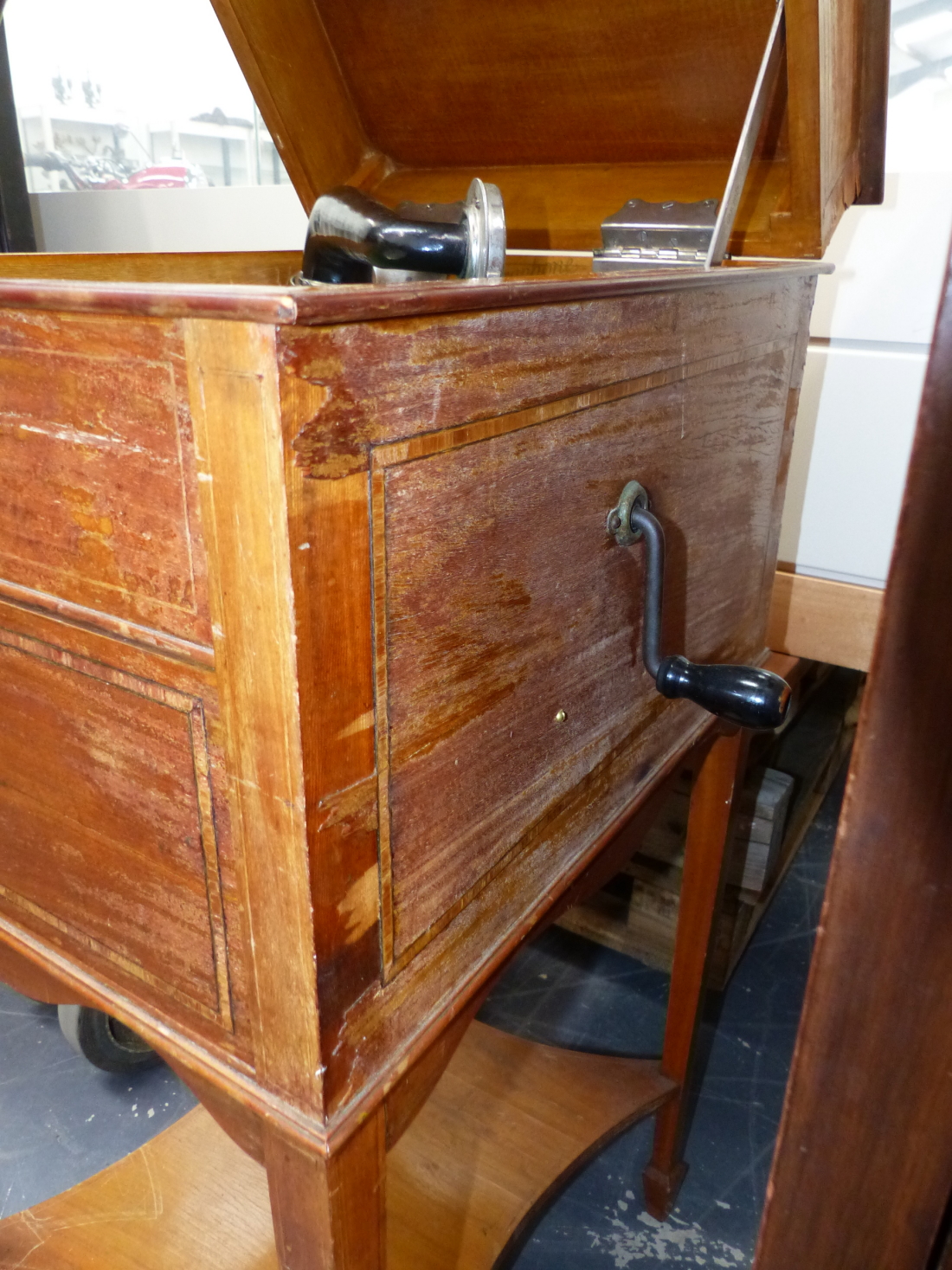 A GRAHAM ALGRAPHONE SALON WIND UP GRAMOPHONE IN BANDED SATINWOOD CASE WITH THE SOUND BOX BELOW THE - Image 7 of 9