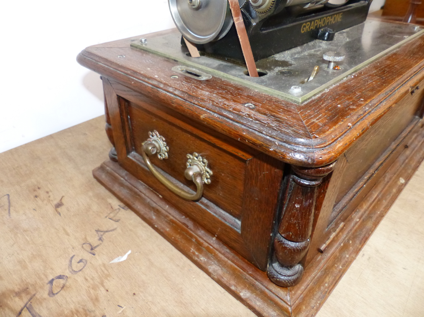 AN OAK CASED GRAPHOPHONE CYLINDER DISC PLAYER THE ROUND ARCHED LIFT OFF LID OVER THE PLAYER MOVEMENT - Image 6 of 12