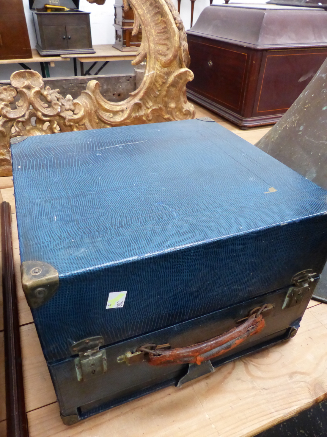 A BLUE LEATHERETTE CASED DULCETTO WIND UP GRAMOPHONE, THE SOUND BOX AND PLAYING ARM WITHIN THE - Image 4 of 4