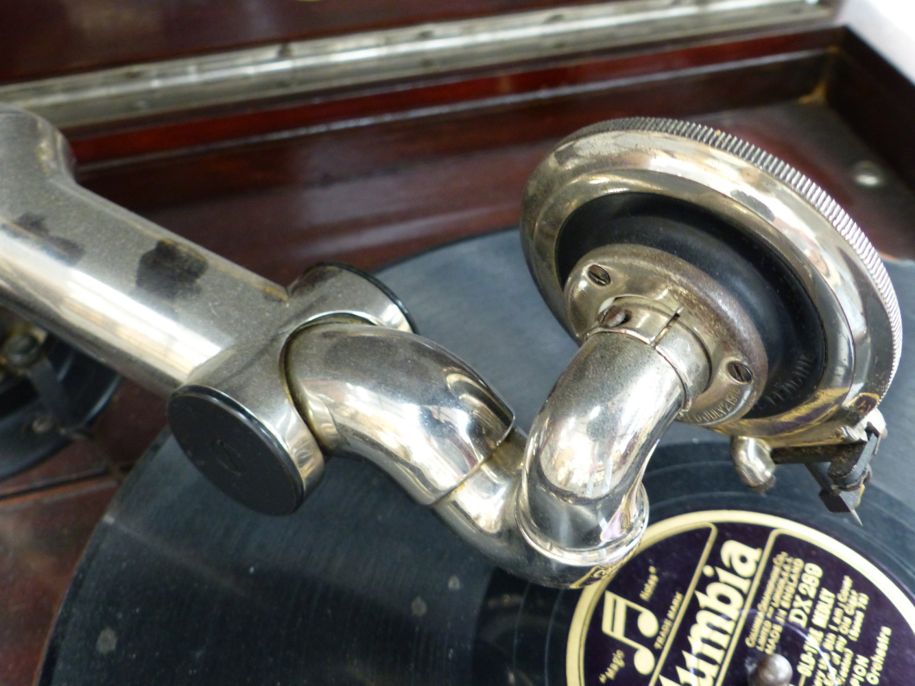 A MAHOGANY STAINED CASED SONORA WIND UP GRAMOPHONE, THE TURNTABLE ABOVE AN ALTERNATING ARROW AND - Image 6 of 7