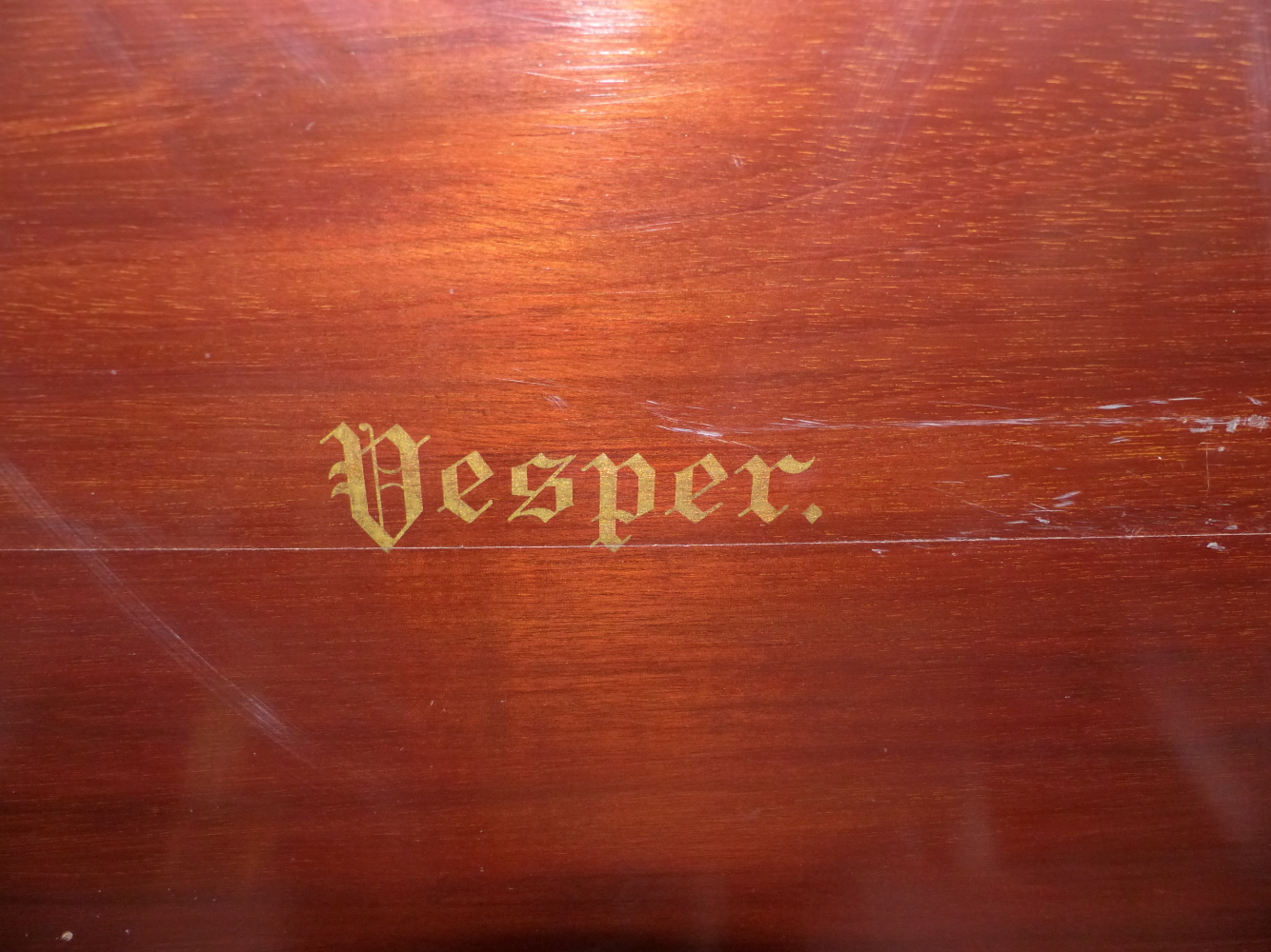 A MAHOGANY CASED VESPER WIND UP GRAMOPHONE, THE GILT MOUNTED MAHOGANY PLAYING ARM AND TURNTABLE - Image 3 of 9