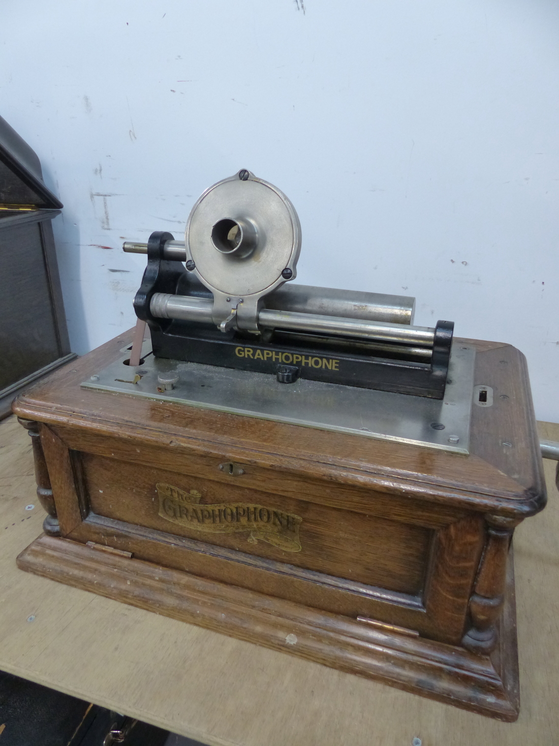 AN OAK CASED GRAPHOPHONE CYLINDER DISC PLAYER THE ROUND ARCHED LIFT OFF LID OVER THE PLAYER MOVEMENT