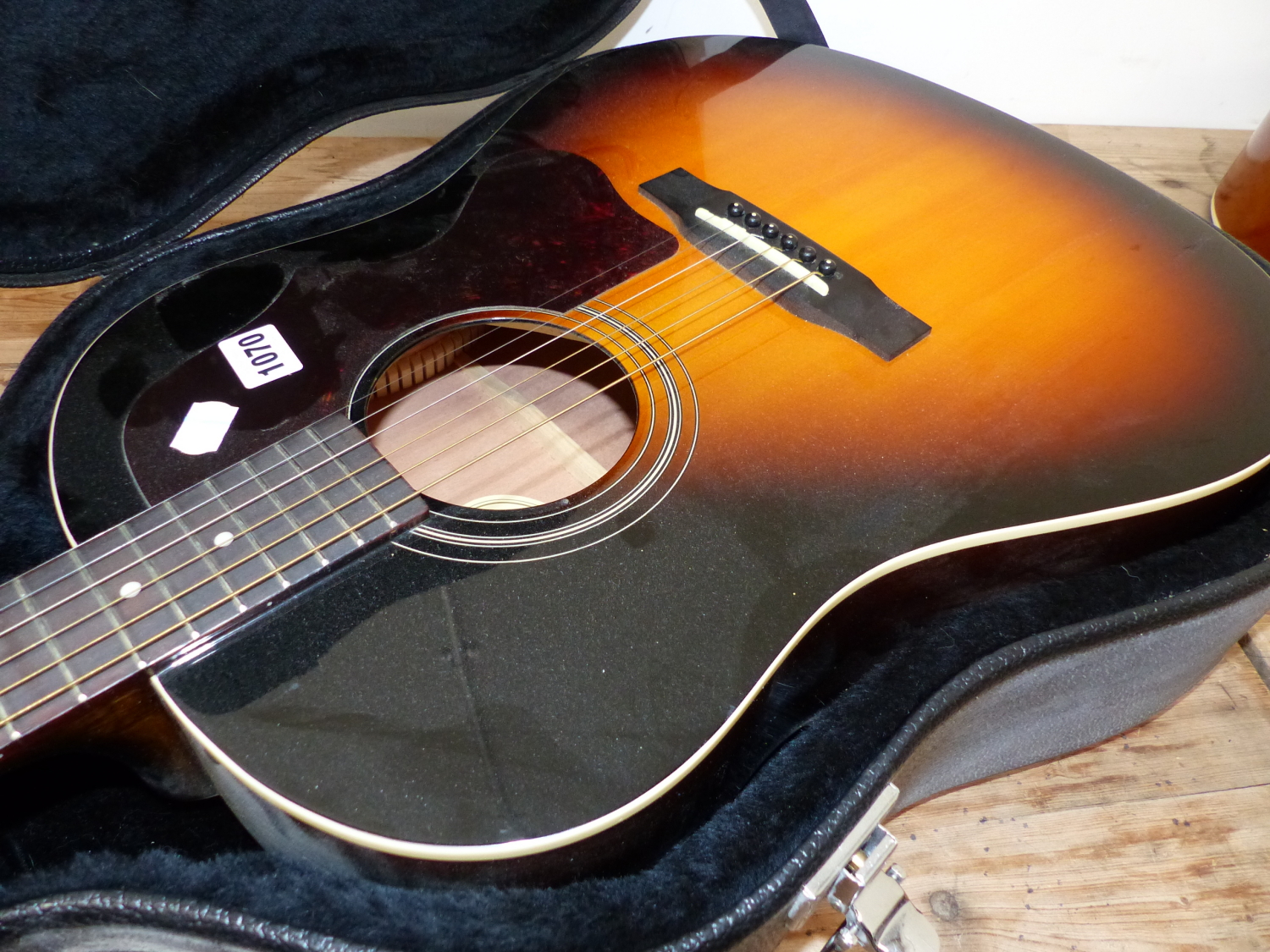 A EPIPHONE ACCOUSTIC GUITAR IN CARRYING CASE. - Image 5 of 29