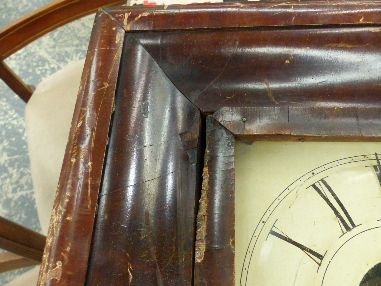 AN AMERICAN GLAZED MAHOGANY CASED WALL CLOCK BY BREWSTER AND INGRAHAMS, THE MOVEMENT STRIKING ON A - Image 5 of 5