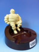 AN ENGLISH BROWN BAKELITE MR BIBENDUM ASHTRAY WITH WHITE MICHELIN MAN SEATED AT ONE END. W 16cms.