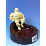 AN ENGLISH BROWN BAKELITE MR BIBENDUM ASHTRAY WITH WHITE MICHELIN MAN SEATED AT ONE END. W 16cms.