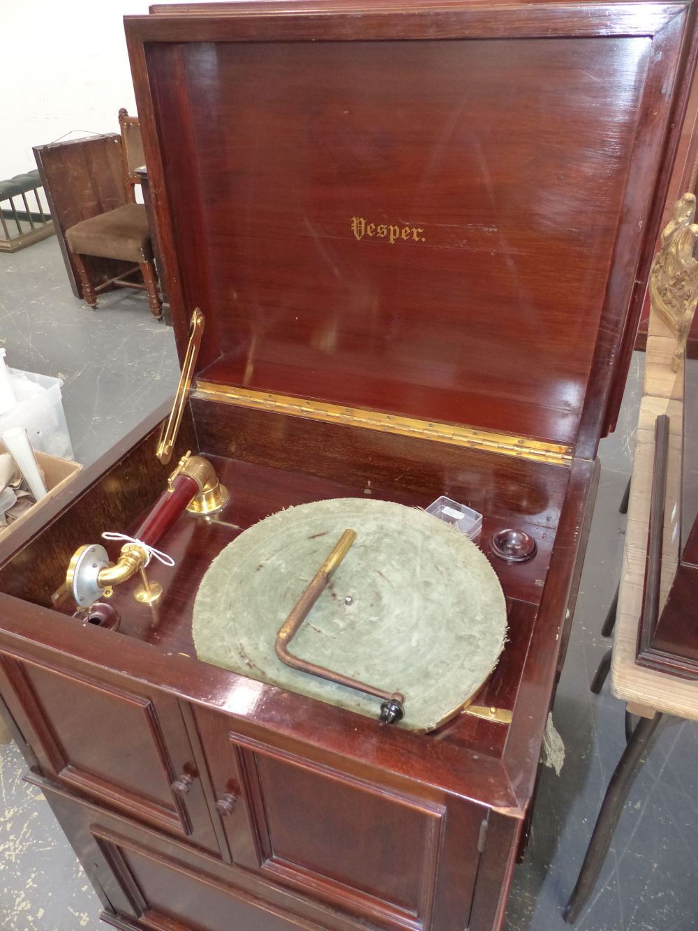 A MAHOGANY CASED VESPER WIND UP GRAMOPHONE, THE GILT MOUNTED MAHOGANY PLAYING ARM AND TURNTABLE - Image 2 of 9