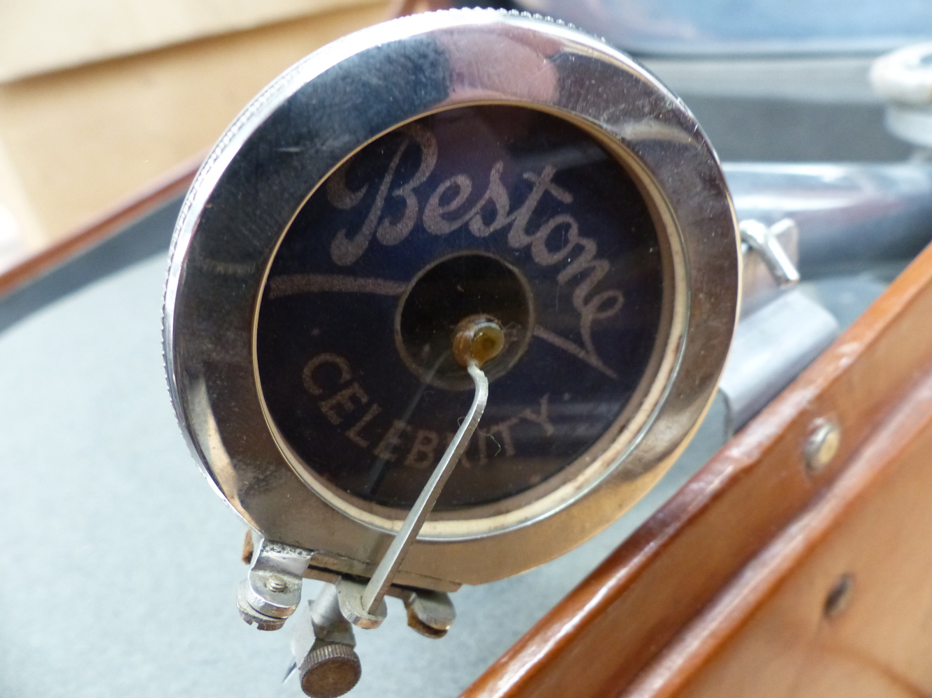 A LEATHER CASED ROBERTS BESTONE WIND UP GRAMOPHONE, THE INTERIOR WITH ALUMINIUM SOUND HORN WITHIN - Image 3 of 9
