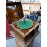 AN OAK CASED WIND UP GRAMOPHONE RETAILED BY ROBERTS & CO, THE TURNTABLE ABOVE DOORS OPENING AT THE