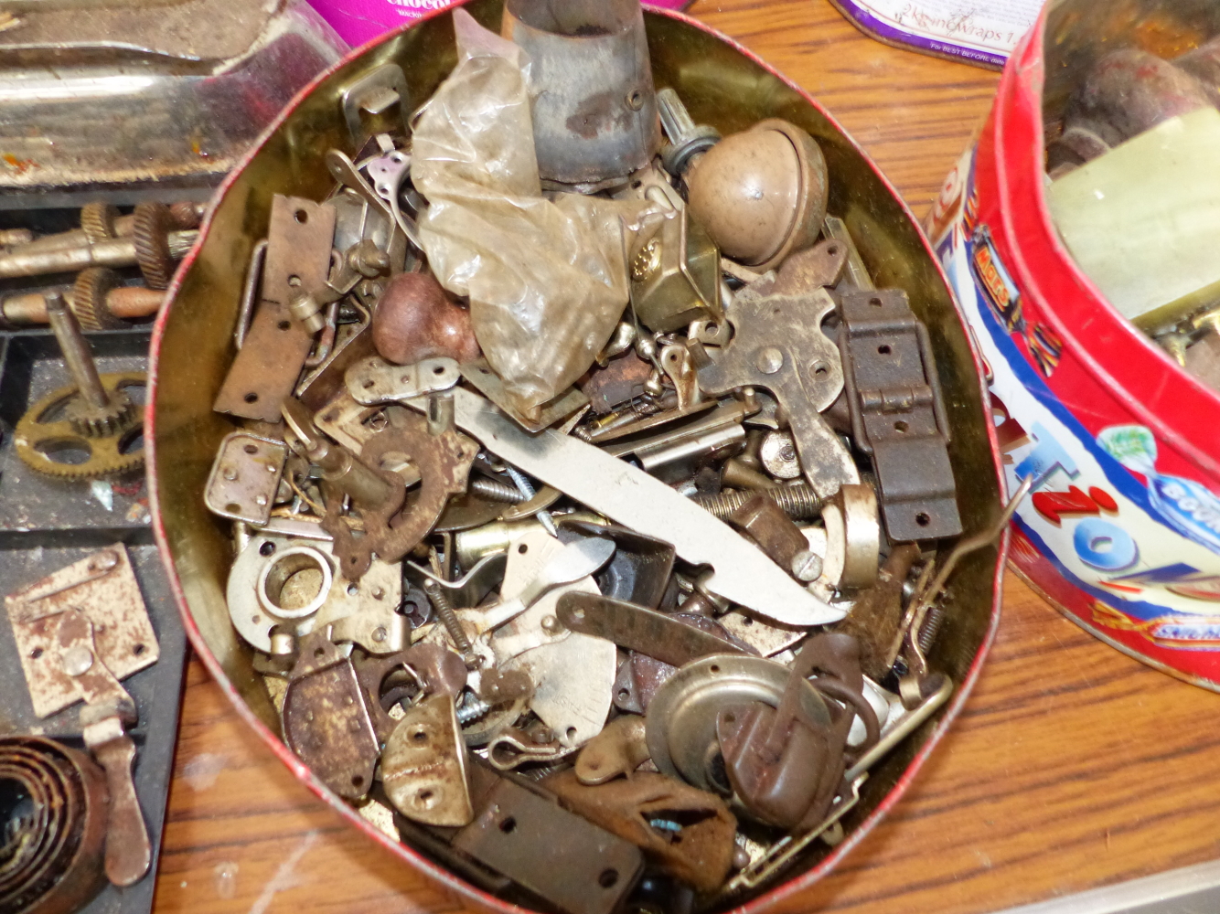 A QUANTITY OF GRAMOPHONE PICK UPS AND ARMS, WINDING HANDLES AND OTHER PARTS. - Image 4 of 7