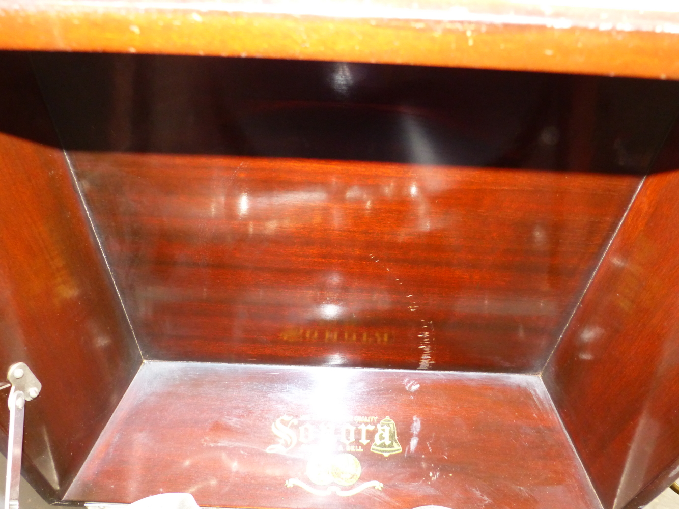 A MAHOGANY STAINED CASED SONORA WIND UP GRAMOPHONE, THE TURNTABLE ABOVE AN ALTERNATING ARROW AND - Image 3 of 7