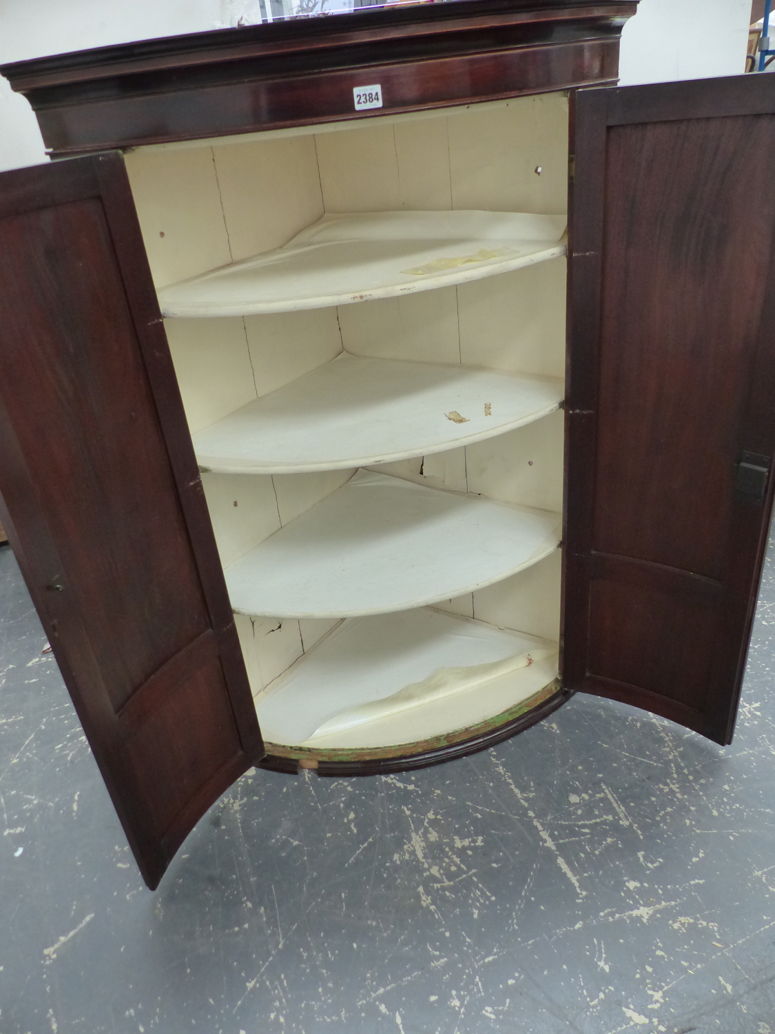 A MAHOGANY BOW FRONT CORNER CUPBOARD, THE TWO PANELS TO EACH DOOR WITH LINE INLAY. W 89 xD 55.5 x - Image 2 of 4